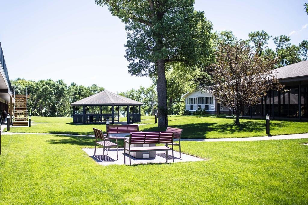Okoboji Commons Hotel Экстерьер фото
